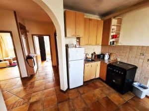 Kuchyň nebo kuchyňský kout v ubytování Square Apartments