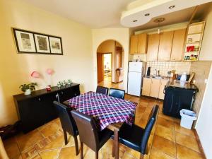 Kuchyň nebo kuchyňský kout v ubytování Square Apartments