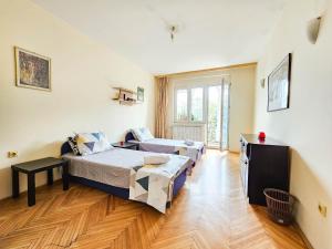 Postel nebo postele na pokoji v ubytování Square Apartments
