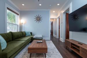 Μια τηλεόραση ή/και κέντρο ψυχαγωγίας στο Fully-stocked Kitchen, AC, WiFi, WD, Near Baseball and Downtown