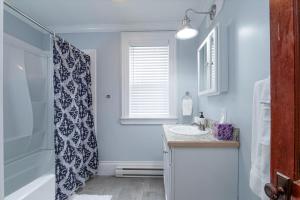 Ένα μπάνιο στο Fully-stocked Kitchen, AC, WiFi, WD, Near Baseball and Downtown +30 φωτογραφίες