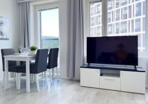 Televisyen dan/atau pusat hiburan di Aseman Portti - Stunning Studio 10th Floor
