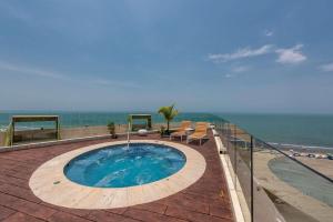 Бассейн в Radisson Cartagena Ocean Pavillion Hotel или поблизости
