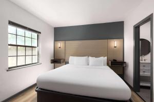 Ramada by Wyndham Studio Suites Dothan客房内的一张或多张床位