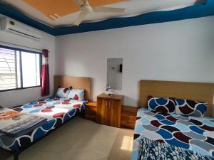Postel nebo postele na pokoji v ubytování AMBIENT HOME STAY, In Nashik