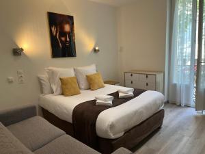 Postel nebo postele na pokoji v ubytování Logis Hôtel Belle Etoile Vichy
