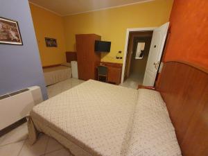 a small bedroom with a bed in a room at La Lanterna in Silvi Marina