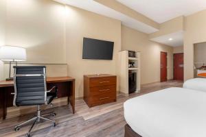 Dapur atau dapur kecil di Comfort Suites Monaca