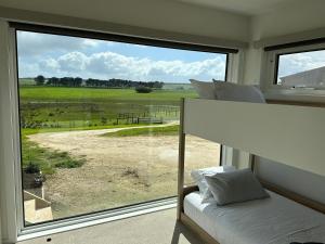 NarrawongOcean View Retreat的一间带床和大窗户的卧室