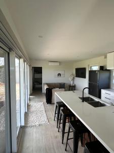 NarrawongOcean View Retreat的厨房以及带大台面的起居室。 更多28张照片