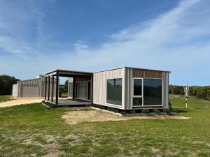 NarrawongOcean View Retreat的草场顶部的模块化房屋