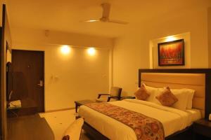 Hotel Natraj Rishikesh客房内的一张或多张床位