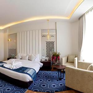 瑞诗凯诗Hotel Natraj Rishikesh的配有床和沙发的酒店房间 更多35张照片
