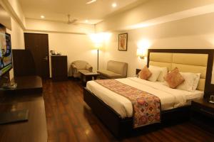 Hotel Natraj Rishikesh的电视和/或娱乐中心