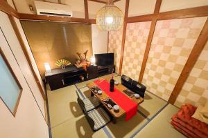 大阪市にある天下茶屋東の赤いテーブルと椅子が備わる部屋