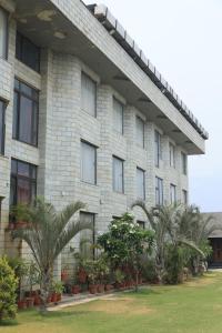 Hotel Natraj Rishikesh外面的花园