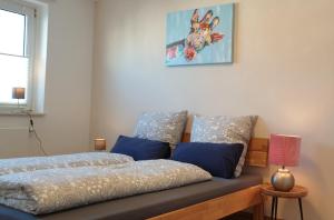 two beds in a room with a couch at Wohnung, 2 Schlafzimmer voll ausgestattet in Uninähe in Mainz
