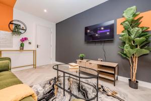 Μια τηλεόραση ή/και κέντρο ψυχαγωγίας στο Luxury 1 Bed with Balcony in Central Brighton Next To beach Sleep 4