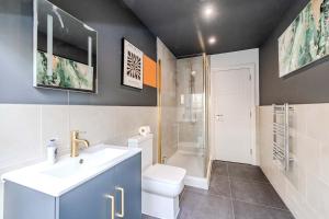 Ένα μπάνιο στο Luxury 1 Bed with Balcony in Central Brighton Next To beach Sleep 4