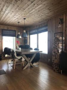 a dining room with a table and some chairs at Flott hytte på Vågsli nær Haukelifjell skisenter og skiløyper in Vågsli