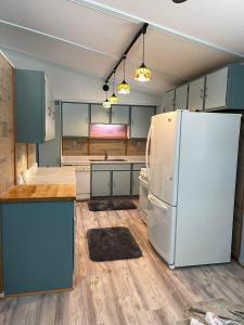 Dapur atau dapur kecil di Executive Housing Central To All Area Attractions! Grandma's 2