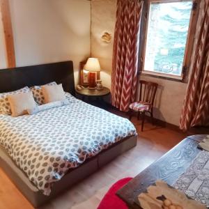 una camera da letto con un letto e una finestra di Suite en cuadra pajar, casa Rural a Hoz de Jaca