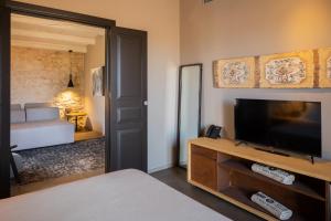 Uma TV ou centro de entretenimento em Pietra d'Acqua Resort & Spa by Geocharme