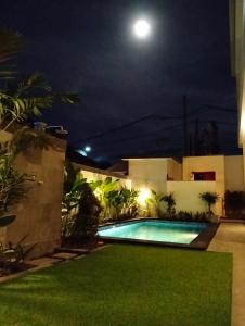 Kutus Bali Guesthouse内部或周边的泳池