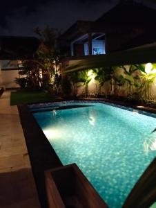 Kutus Bali Guesthouse内部或周边的泳池