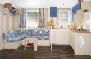 Camping Familial - Parc Aquatique - Grande Aire de Jeux à la Montagne的厨房或小厨房