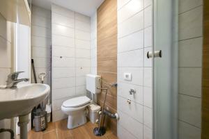 Koupelna v ubytování Apartma N'Poznam Tobačna 2 + 11 fotografií