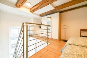 Postel nebo postele na pokoji v ubytování Apartma N'Poznam Tobačna 2