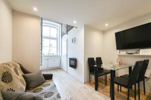 TV a/nebo společenská místnost v ubytování Apartma N'Poznam Tobačna 2