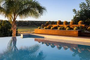 A piscina localizada em Pietra d'Acqua Resort & Spa by Geocharme ou nos arredores