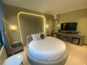 a bedroom with a large white bed in a room at Lam Anh Hotel 7 Pháp Vân Hoàng Mai 41BT1 in Hanoi
