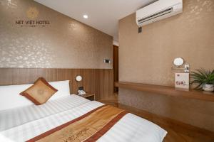 Postel nebo postele na pokoji v ubytování Nét Việt Hotel Vincom Sóc Trăng