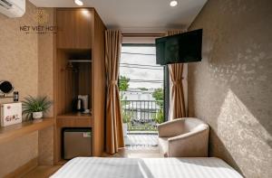 Postel nebo postele na pokoji v ubytování Nét Việt Hotel Vincom Sóc Trăng + 37 fotografií