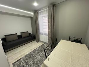 ein Wohnzimmer mit einer Couch und einem Tisch in der Unterkunft 1-Edinet apartament Квартира Единец in Edineţ + 3 Fotos