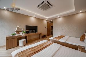 Postel nebo postele na pokoji v ubytování Nét Việt Hotel Vincom Sóc Trăng