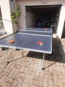 Stolný tenis v ubytovaní GITE CHEZ MONETTE alebo v jeho okolí
