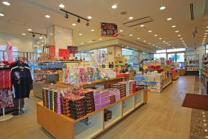 酒店内部或周边的超市或其他商店