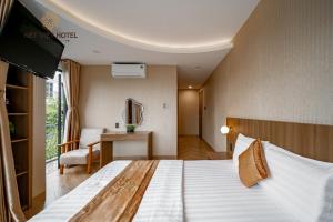 Postel nebo postele na pokoji v ubytování Nét Việt Hotel Vincom Sóc Trăng