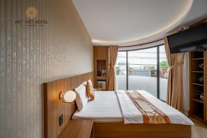 Postel nebo postele na pokoji v ubytování Nét Việt Hotel Vincom Sóc Trăng