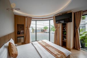 Postel nebo postele na pokoji v ubytování Nét Việt Hotel Vincom Sóc Trăng