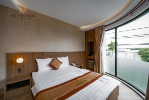 Postel nebo postele na pokoji v ubytování Nét Việt Hotel Vincom Sóc Trăng