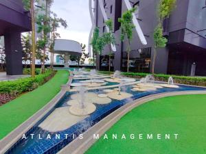 un bâtiment avec une fontaine devant un bâtiment dans l'établissement Arte Mont Kiara, Private Elegant Suite manage by Atlantis Management, à Kuala Lumpur