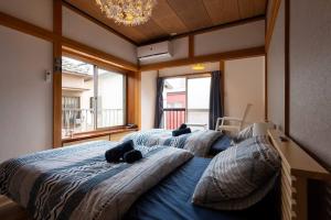 three beds in a room with two teddy bears on them at 一棟貸し広々115平米 貴頂府邸 大谷田 KICYO HOUSE No1 in Tokyo