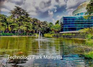 una vista di un parco con uno stagno e un edificio di Balinese Villa at Seri Kembangan12 to15 pax a Seri Kembangan