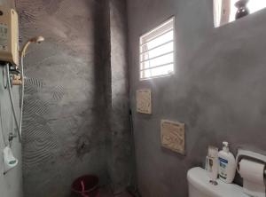 un bagno con doccia, WC e finestra di Balinese Villa at Seri Kembangan12 to15 pax a Seri Kembangan Altre 43 foto