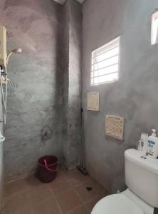 bagno con servizi igienici bianchi e finestra di Balinese Villa at Seri Kembangan12 to15 pax a Seri Kembangan